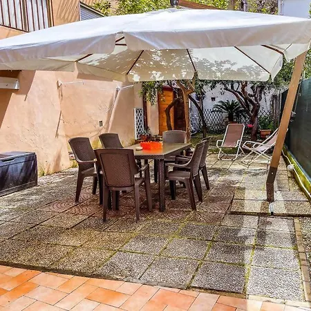 Casa Con Giardino Al Centro Al Cancello *