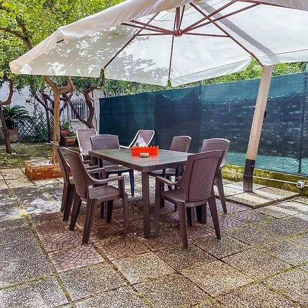 Casa Con Giardino Al Centro Al Cancello Holiday home